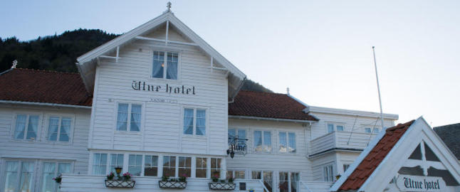 F�lte at noen fors�kte � dytte dem ut mens de vasket vinduet