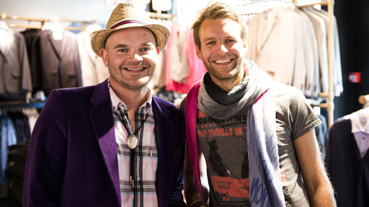 STORFINT BES�K: Simen Staalnacke og Peder B�rresen var godt forn�yd med bes�k av Backstreet Boys-gjengen i dag. Foto: Endre Vellene