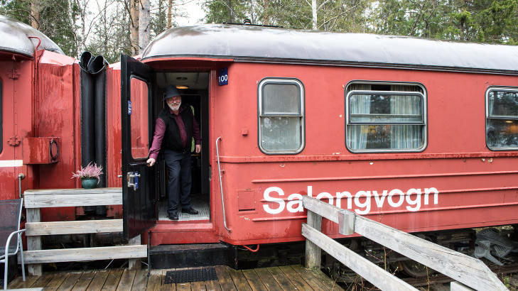 TOGOVERNATTING: I 2001 åpnet Paul-Tore Halvorsen toghotell med egne lugarer og salongvogn der det serverer treretters middager. Foto: ROGER BRENDHAGEN TOGOVERNATTING: I 2001 åpnet Paul-Tore Halvorsen toghotell med egne lugarer og salongvogn der det serverer treretters middager. Foto: ROGER BRENDHAGEN