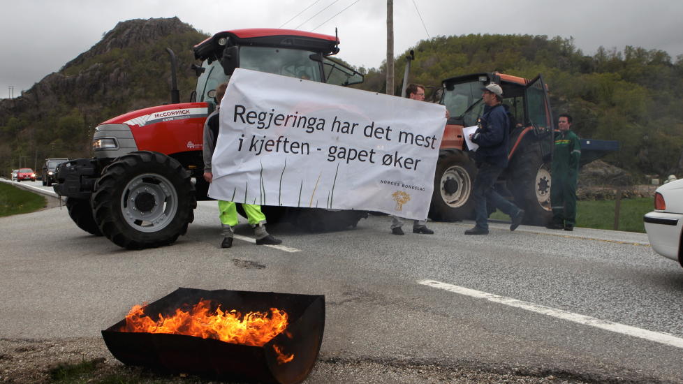 BR�DAKSJON: B�ndene har varslet at de tirsdag vil blokkere utkj�ringen av matmel til de fire store matmelanleggene i Norge. M�let er � f� folk til � hamstre br�d, slik at hyllene t�mmes for bakverk. Klokka 5 i dag morges stod fire traktorer og sperret m�lla i Skien. P� bildet er E-39 sperret med traktorer p� Krossmoen, Helleland s�r i Rogaland. Foto: Sigbj�rn Hofsmo / NTB scanpix