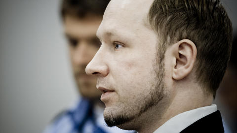 <b>HØRER DE SKADDES FORKLARING:</b> Terrortiltalte Anders Behring Breivik fotografert da han ankom rettssalen for noen minutter siden. I dag skal han høre vitneforklaringer fra fem unge mennesker han skadet på Utøya.