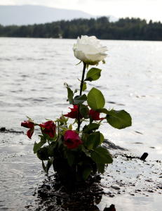 Kvelden 22. juli 2012: Etterlatte får ikke minnes sine kjære på Utøya
