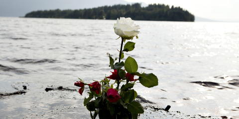 Kvelden 22. juli 2012: Etterlatte får ikke minnes sine kjære på Utøya