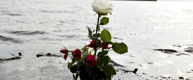 Kvelden 22. juli 2012: Etterlatte får ikke minnes sine kjære på Utøya