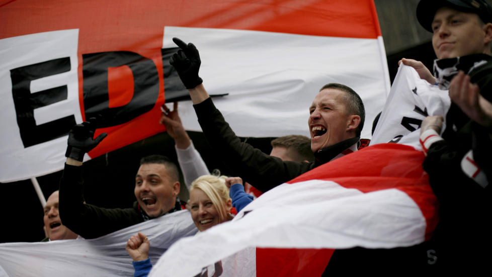 NYE SP�RSM�L: English Defence League har hatt framgang i Storbritannia p� grunn islamfrykt. �Hva gj�r at bestemte holdninger har f�tt en appell som i en stor grad overskrider historiske h�yre-venstreakser i politikken?� Dette mener artikkelforfatterne er et av sp�rsm�lene forskere n� b�r se p�.

Foto: Tal Cohen/AFP/NTB scanpix