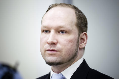 <b>FØLGER MED:</b> Anders Behring Breivik følger med på vitneforklaringene - tilsynelatende følelsesmessig uberørt.