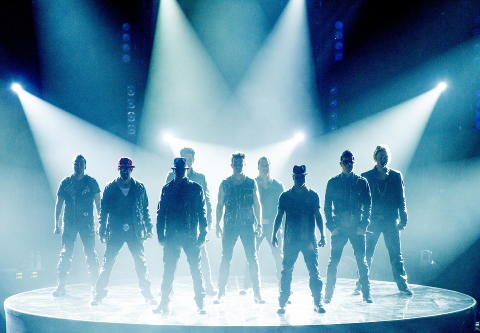SYNKRON STIL: New Kids On The Block og Backstreet Boys ankommer scenen. Foto: John T. Pedersen / Dagbladet SYNKRON STIL: New Kids On The Block og Backstreet Boys ankommer scenen. Foto: John T. Pedersen / Dagbladet