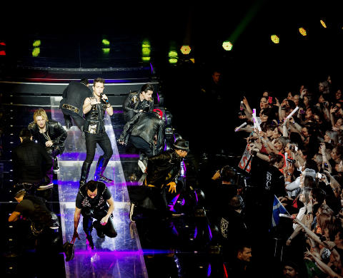 PUBLIKUMSTEKKE: Boyband må mestre kontakten med publikum, og dét gjorde i det minste NKOTBSB til fulle. Foto: John T. Pedersen / Dagbladet PUBLIKUMSTEKKE: Boyband må mestre kontakten med publikum, og dét gjorde i det minste NKOTBSB til fulle. Foto: John T. Pedersen / Dagbladet