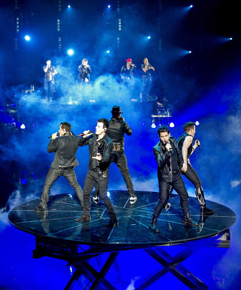 I FRONT: Pionerene i New Kids On The Block (foran) utklasset sine kollegaer i Backstreet Boys. Foto: John T. Pedersen / Dagbladet I FRONT: Pionerene i New Kids On The Block (foran) utklasset sine kollegaer i Backstreet Boys. Foto: John T. Pedersen / Dagbladet