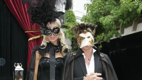 I 2008: Fulgte en eksklusiv maske med hver invitasjon, og vertskapet var dermed elegant antrukket gjemt bak mystiske masker. Foto: Stella Pictures