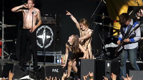 SCENESAMLEIE: Tommy Hol Ellingsen og Leona Johansson i akjsonsgruppa Fuck For Forest hadde sex på scenen under bandet The Cumshots' konsert på Quartfestivalen i 2004.
Foto: Heiko Junge / SCANPIX SCENESAMLEIE: Tommy Hol Ellingsen og Leona Johansson i akjsonsgruppa Fuck For Forest hadde sex på scenen under bandet The Cumshots' konsert på Quartfestivalen i 2004.
Foto: Heiko Junge / SCANPIX
