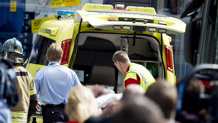 I KOMA: Mannen som tente på seg selv utenfor Tinghuset blir båret inn i ambulansen og kjørt til Ullevål sykehus. Han er nå i koma, men utenfor livsfare. Foto: Bjørn Langsem / Dagbladet. I KOMA: Mannen som tente på seg selv utenfor Tinghuset blir båret inn i ambulansen og kjørt til Ullevål sykehus. Han er nå i koma, men utenfor livsfare. Foto: Bjørn Langsem / Dagbladet.