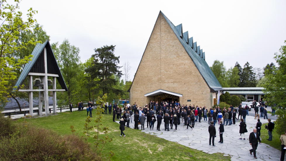 MINNESTUND: Folk kommer ut fra Jar kirke i B�rum etter minnestunden for Tor-Marius Gromstad tirsdag. Stab�k-spilleren ble funnet d�d p� en byggeplass i Oslo mandag morgen. Foto: Vegard Gr�tt / NTB scanpix