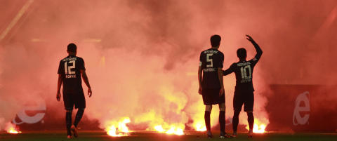 Fans stormet banen da Rehhagel og Hertha rykket ned