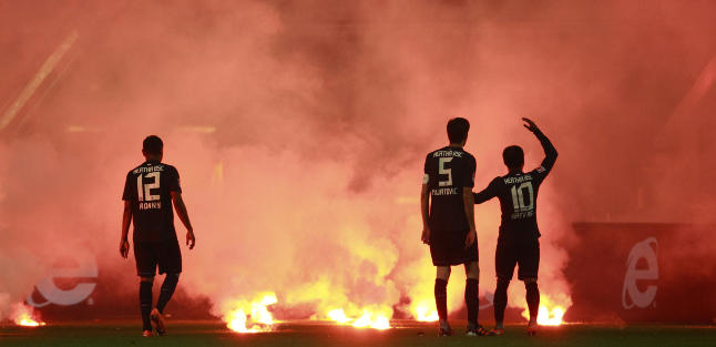 Fans stormet banen da Rehhagel og Hertha rykket ned
