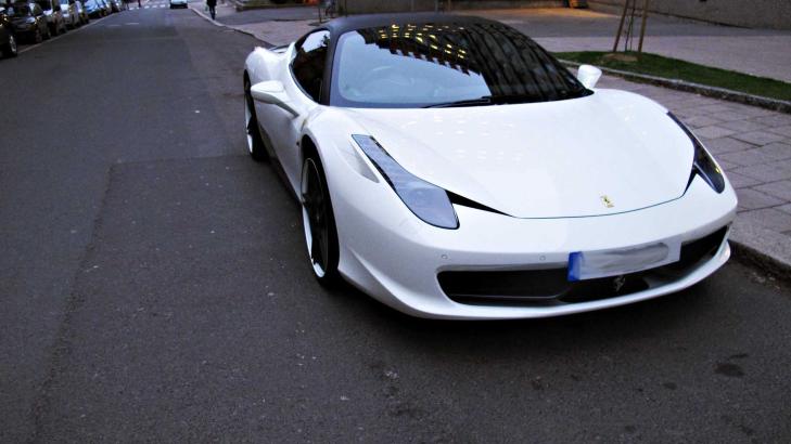 FERRARI: Morten Gamst Pedersen er på besøk i Norge med sin engelskregistrerte Ferrari. Foto: Fredrik Økstad Sandberg/Dagbladet FERRARI: Morten Gamst Pedersen er på besøk i Norge med sin engelskregistrerte Ferrari. Foto: Fredrik Økstad Sandberg/Dagbladet