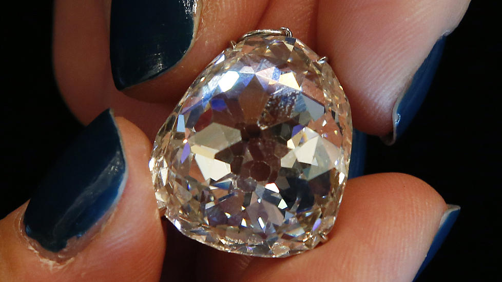 TIL DEN SOM HAR ALT: Den enorme diamanten kjent som �Beau Sancy� ble tirsdag solgt for nesten 60 millioner kroner til en anonym budgiver under en auksjon i Geneve i Sveits. Foto: REUTERS/Jacky Naegelen/SCANPIX
