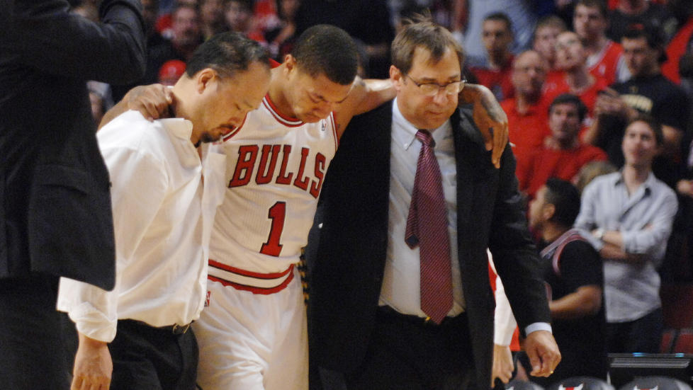 KORSB�NDET R�K: Derrick Rose ble operert l�rdag. If�lge Bulls-lege Brian Cole kan rehabiliteringen ta mellom �tte og tolv m�neder. Det betyr at Rose trolig mister store deler av neste sesong. Foto: SCANPIX/AP/Daily Herald/John Starks