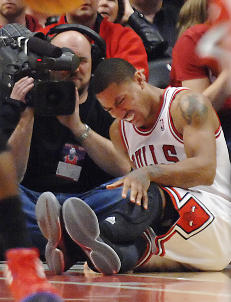 Superstjernen Derrick Rose kan være ute i et år