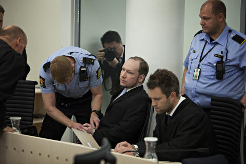 <b>FLYTTET BAKOVER:</b> Anders Behring Breivik sitter et hakk lenger bak enn han pleier under de unge vitnenes forklaring.