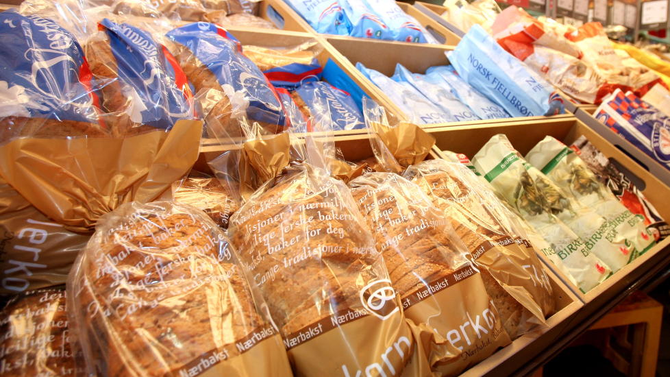 KRANGLET OM BR�D: To kunder p� en Rema 1000 i Kongsberg skapte amper stemning i butikken da den ene stjal br�dene til den andre. Det meldes om flere butikker i landet som har g�tt tomme for br�d etter Norges Bondelag startet aksjonen i g�r om � blokkere landets m�ller. Foto: Thomas Lie Larsen / Dagbladet