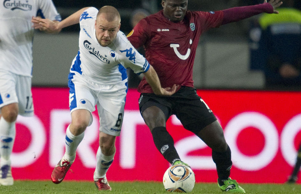CUPFINALE: Christian Grindheim og FC K�benhavn skal spille cupfinale mot Horsens i morgen. Her er nordmannen i kamp mot Hannover og Didier Ya Konan i Europa League. Foto: AFP PHOTO / ODD ANDERSEN