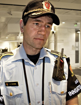 Roser politifolkene som slokket den brennede mannen