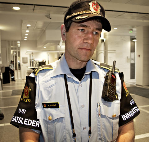 Roser politifolkene som slokket den brennede mannen