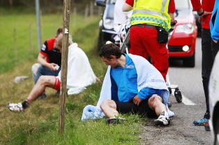 Flere ryttere til sykehus etter massevelt i Tour of Norway