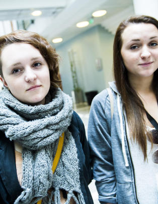 Ingvid (16) lå hardt skadd bak et piano. Lillesøster Frida (14) gjemte seg i en grotte
