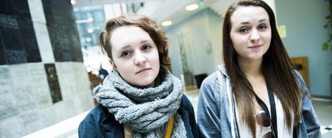Ingvid (16) lå hardt skadd bak et piano. Lillesøster Frida (14) gjemte seg i en grotte