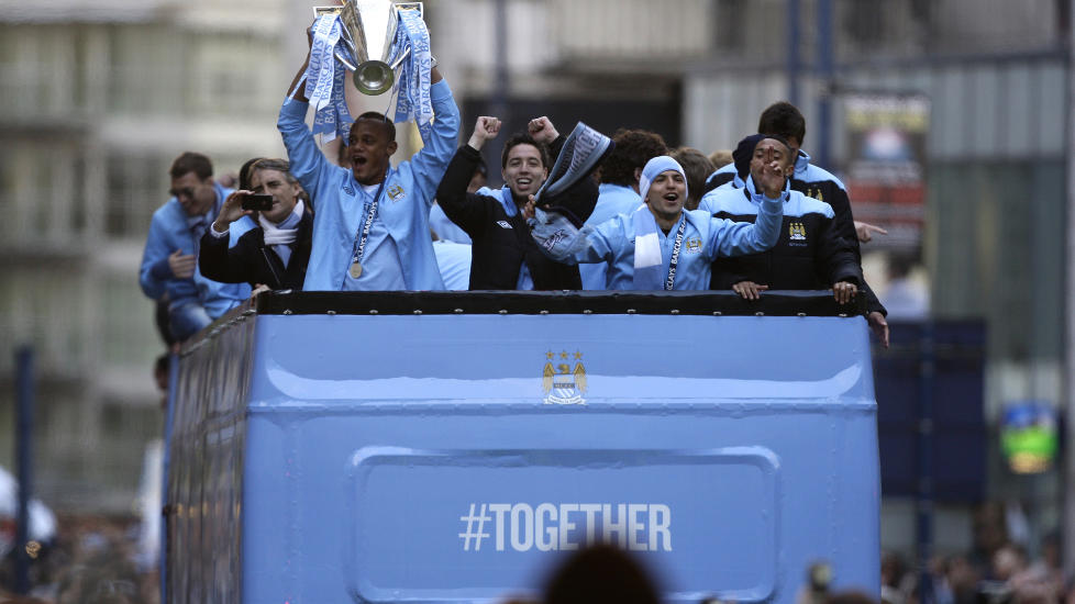 100 000 M�TTE OPP: Manchester ble farget lysebl�tt da Manchester City viste frem trof�et for supporterne p� mandag. Foto: AP Photo / Jon Super / NTB Scanpix