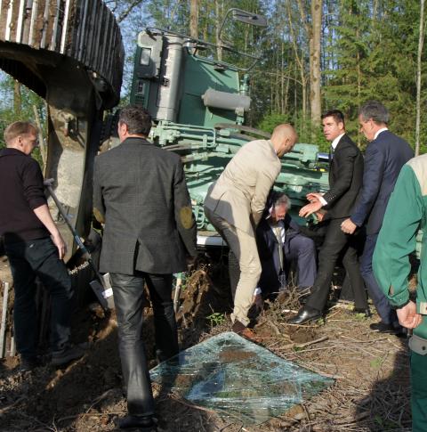 Her har den tyske ministeren veltet en gravemaskin