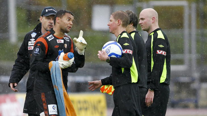 SINT GRYTEBUST: AaFK-keeperen hadde ei hånd på ballen før Djurdjic sparket den i mål, og var meget misfornøyd med at goalen fikk stå. Foto: Jan Kåre Ness / NTB scanpix SINT GRYTEBUST: AaFK-keeperen hadde ei hånd på ballen før Djurdjic sparket den i mål, og var meget misfornøyd med at goalen fikk stå. Foto: Jan Kåre Ness / NTB scanpix