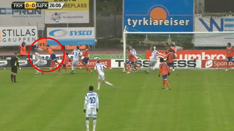 KLØNETE STRAFFE: Jason Morrison så ut til å bli dyttet av egen lagkamerat, og stoppet ballen med hendene. KLØNETE STRAFFE: Jason Morrison så ut til å bli dyttet av egen lagkamerat, og stoppet ballen med hendene.