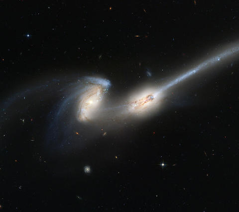 MUSEKAMP: Musegalaksene er to spiralgalakser som er i ferd med å kollidere. På sikt kommer de til å smelte sammen til én elliptisk galakse. Foto: NASA MUSEKAMP: Musegalaksene er to spiralgalakser som er i ferd med å kollidere. På sikt kommer de til å smelte sammen til én elliptisk galakse. Foto: NASA