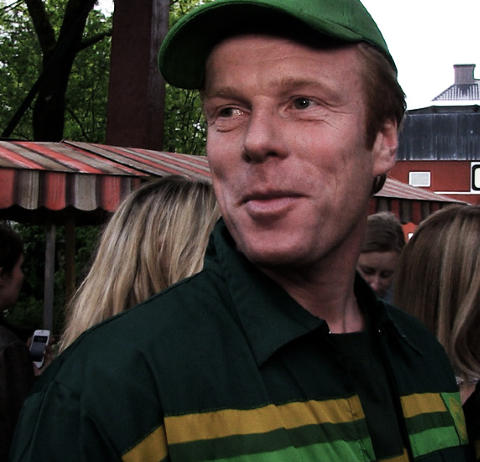 D�hlie tabbet seg ut - kom i samme antrekk som servit�rene