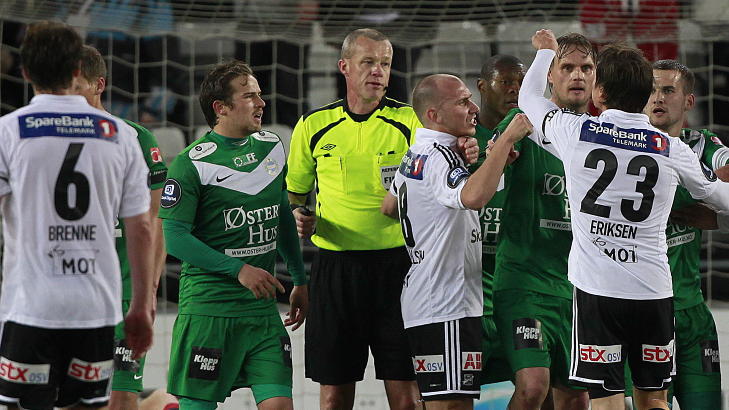 HØY TEMPERATUR: Odd Grenland-spillerne var med rette rasende etter situasjonen på overtid, der dommer Espen Berntsen feilbedømte situasjonen totalt innenfor Sandnes Ulfs straffefelt.
Foto: Trond Reidar Teigen / NTB scanpix HØY TEMPERATUR: Odd Grenland-spillerne var med rette rasende etter situasjonen på overtid, der dommer Espen Berntsen feilbedømte situasjonen totalt innenfor Sandnes Ulfs straffefelt.
Foto: Trond Reidar Teigen / NTB scanpix