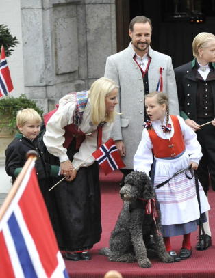 Lille Sverre Magnus måtte holde mammas hånd