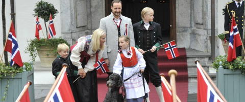 Lille Sverre Magnus måtte holde mammas hånd