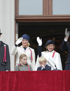 Hilste barnetoget fra Slottsbalkongen
