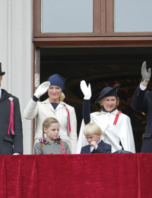 Hilste barnetoget fra Slottsbalkongen