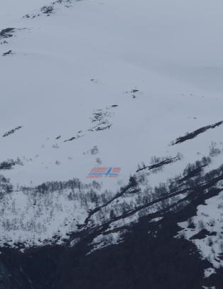 Lagde megaflagg i fjellsida for å hedre landet