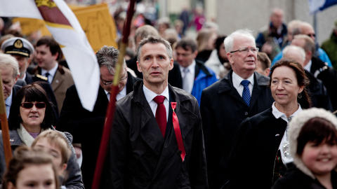 FOLKEFEST: Rundt 1000 mennesker deltok i 17. mai-feiringen på Shetland. Stoltenberg er den første norske statsministeren som besøker øygruppen. FOLKEFEST: Rundt 1000 mennesker deltok i 17. mai-feiringen på Shetland. Stoltenberg er den første norske statsministeren som besøker øygruppen.