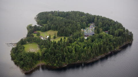 PERSONLIG: Stoltenberg ønsker å ta et personlig farvel med det Utøya han vokste opp med. Foto: Adrian Øhrn Johansen PERSONLIG: Stoltenberg ønsker å ta et personlig farvel med det Utøya han vokste opp med. Foto: Adrian Øhrn Johansen