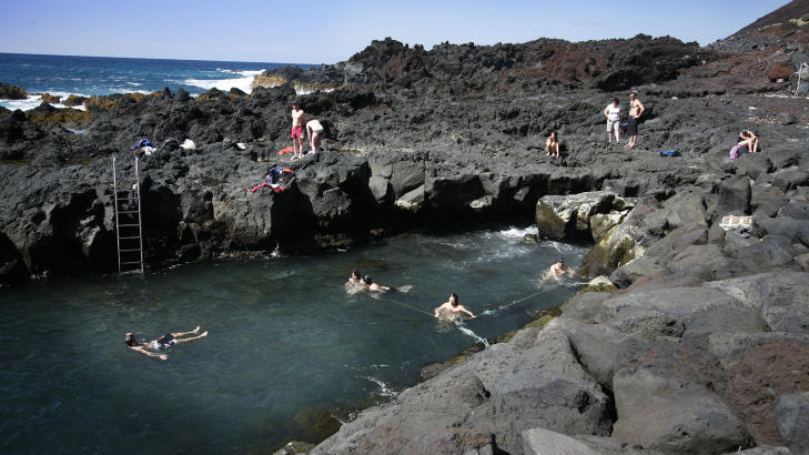 BADELIV: I Ponta da Ferraria (Smia) på Sao Miguel på Azorene finnes et enestående naturfenomen. Varmt kildevann spruter opp i kulpen og lager deilig badevann, midt i villmarka. Foto: EIVIND PEDERSEN BADELIV: I Ponta da Ferraria (Smia) på Sao Miguel på Azorene finnes et enestående naturfenomen. Varmt kildevann spruter opp i kulpen og lager deilig badevann, midt i villmarka. Foto: EIVIND PEDERSEN
