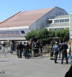 Jente (16) drept av bombe i S�r-Italia
