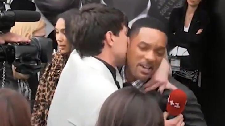 IKKE POPUL�RT: TV-reporterens fors�k p� � kysse Will Smith falt ikke i god jord hos stjerna selv. Foto: Skjermdump Youtube.com