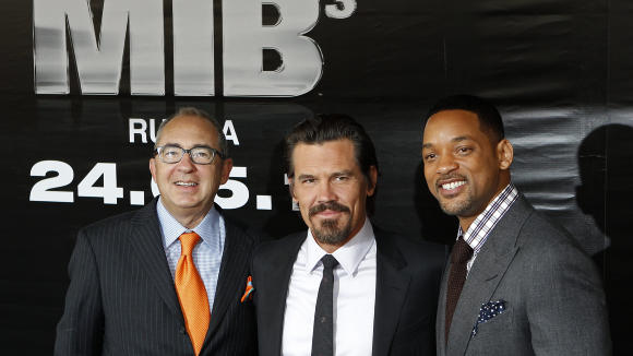I BEDRE HUM�R:�Men In Black 3�-regiss�r Barry Sonnenfeld, Josh Brolin og en litt blidere Will Smith poserer for pressefotografene. Foto: Scanpix