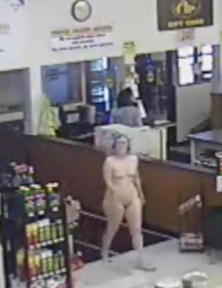 Helt naken og like rolig dukket kvinnen opp, sa god dag og gikk videre